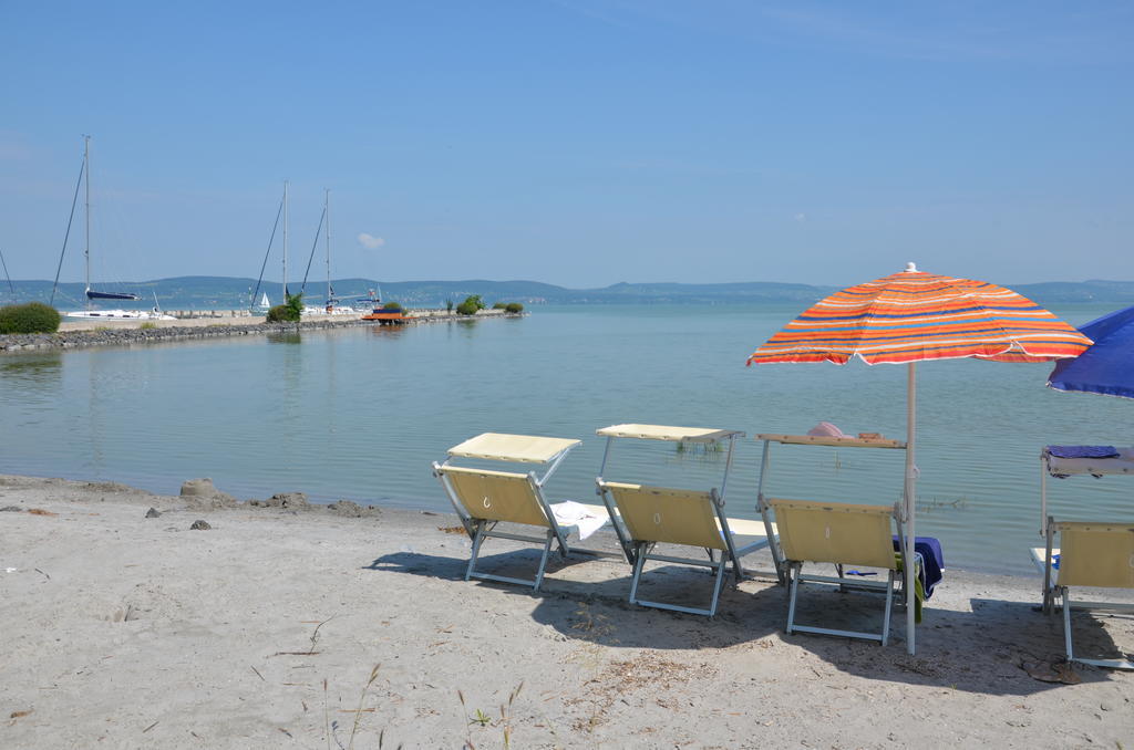 Modern Apartment With Lake View Balatonlelle Bagian luar foto