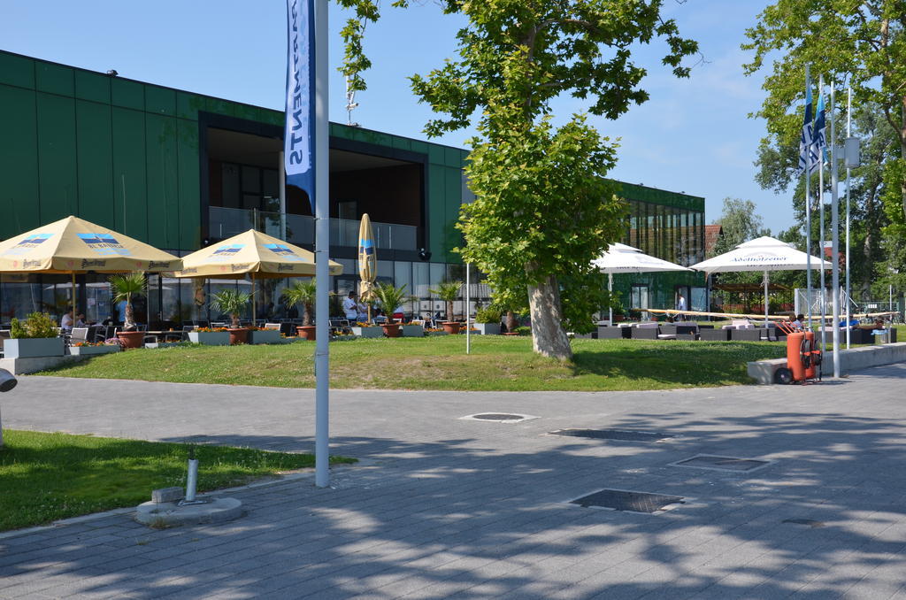 Modern Apartment With Lake View Balatonlelle Bagian luar foto