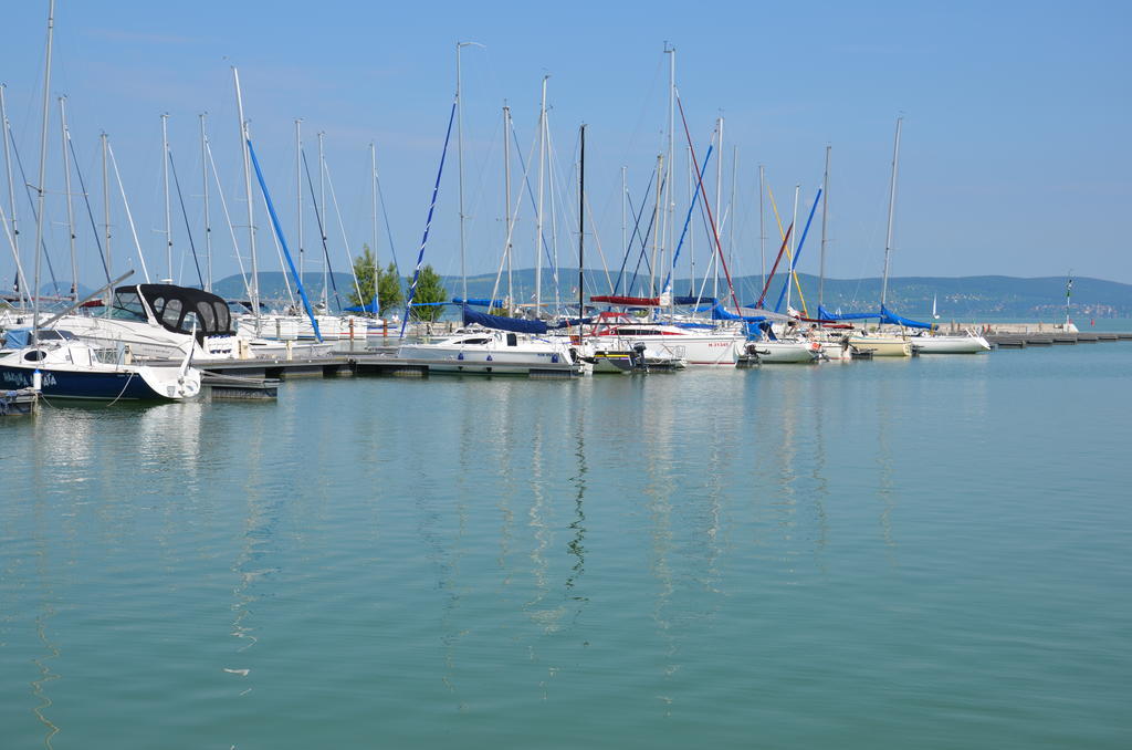 Modern Apartment With Lake View Balatonlelle Bagian luar foto