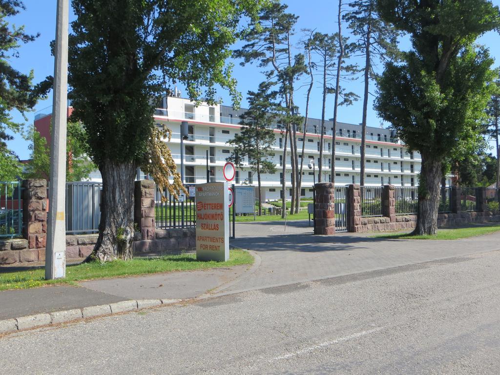 Modern Apartment With Lake View Balatonlelle Bagian luar foto